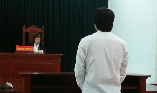 Bị cáo nhiều lần trộm xe cha, đánh em thương tích, nay lại ra tòa vì trộm xe mẹ