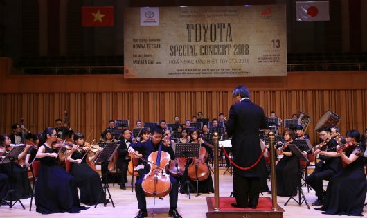 Nhạc trưởng Honna Tetsuji, nghệ sĩ cello đến từ Nhật Bản Dai Miyata cùng Dàn nhạc giao hưởng Việt Nam