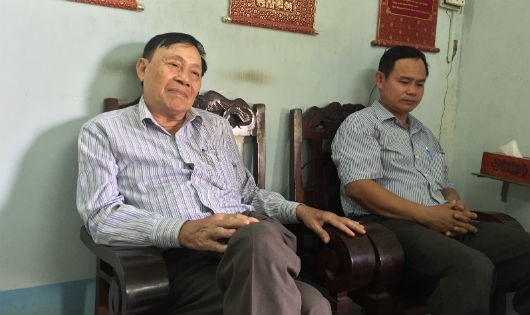 Ông Phan Ngọc Mậu (trái), người phát hiện ra sự việc động trời.