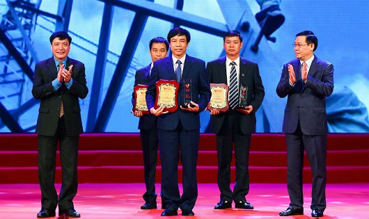 Phó Thủ tướng Vương Đình Huệ (bìa phải) trao giải thưởng cho đại diện một số công trình đặc biệt tiêu biểu xuất sắc.