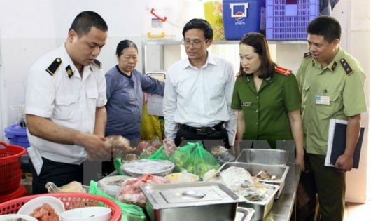 Đoàn kiểm tra liên ngành của Thành phố kiểm tra một bếp ăn tập thể. (Ảnh: TTXVN)