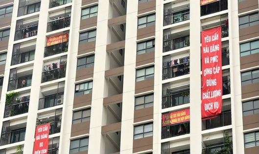 Nhiều hộ dân đã treo băng rôn phản đối chủ đầu tư tính sai diện tích (Ảnh minh họa)