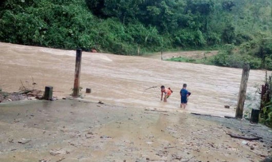 Mưa lớn, con đường độc đạo vào bản với hơn 800 nhân khẩu bị cô lập khiến người dân phải đóng bè đưa người qua sông để đi cấp cứu.