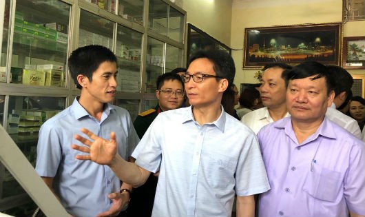 Phó Thủ tướng thị sát một nhà thuốc đã tham gia ứng dụng công nghệ thông tin kết nối cung ứng thuốc. (Ảnh H.Hải)