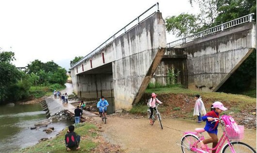 Cây cầu đã xây dựng xong nhưng không có đường dẫn lên