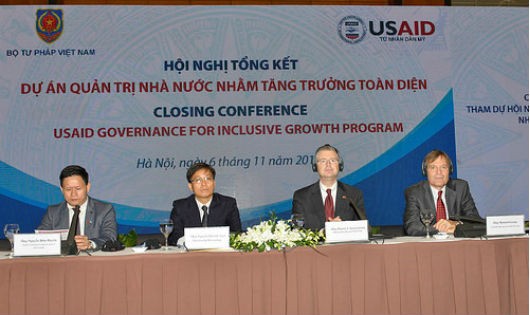 Từ phải qua: Giám đốc USAID Việt Nam Michael Greene, Đại sứ Hoa Kỳ tại Việt Nam Daniel J. Kritenbrink, Thứ trưởng Bộ Tư pháp Nguyễn Khánh Ngọc và Quyền Vụ trưởng Vụ Hợp tác Quốc tế (Bộ Tư pháp) Nguyễn Hữu Huyên tại Hội nghị