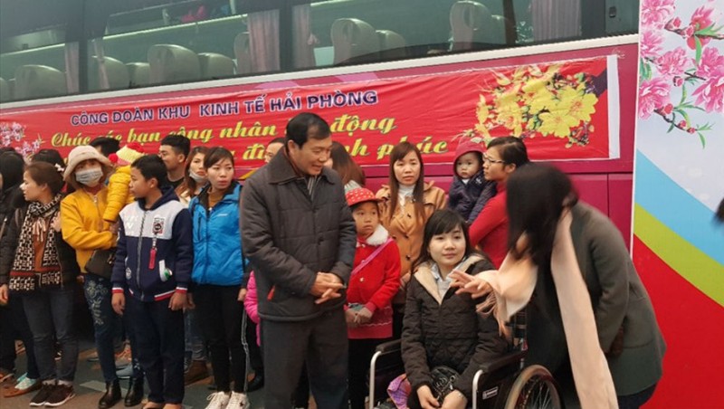Công nhân ở Hải Phòng được hỗ trợ vé xe về quê ăn tết.