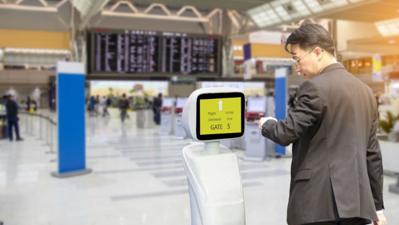 Robot “phục vụ” khách ở sân bay