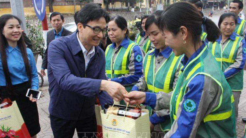 Phó Thủ tướng Vũ Đức Đam tặng quà cho công nhân, người lao động tỉnh Bắc Giang