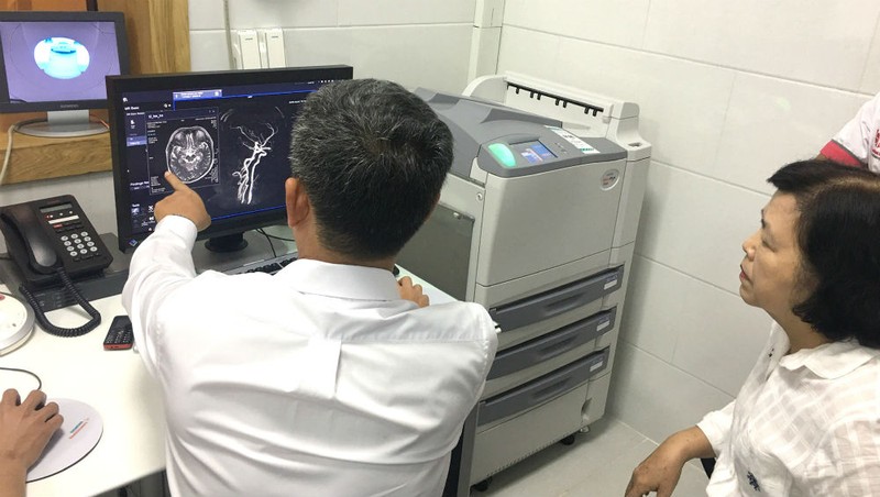 TS. BS Trần Chí Cường (chỉ tay vào màn hình) đang nói về tính nguy hiểm của đột quỵ