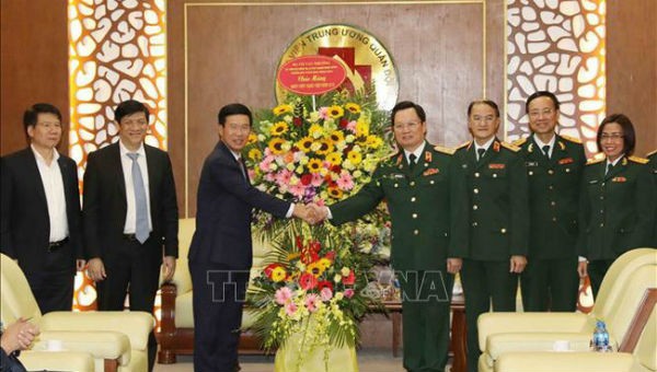 Trưởng Ban Tuyên giáo Trung ương Võ Văn Thưởng tặng hoa, chúc mừng Bệnh viện Trung ương Quân đội 108