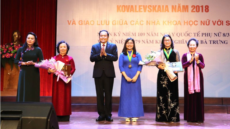 Các nhà khoa học nữ nhận giải cá nhân và tập thể Giải thưởng Kovalevskaia năm 2018.