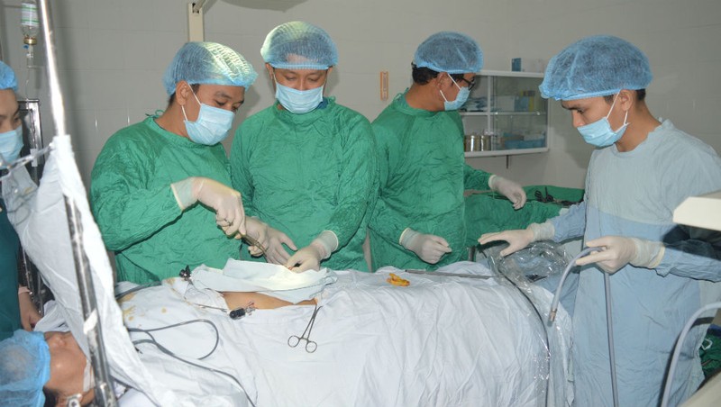 Các bác sĩ bệnh viện huyện Phú Vang đang thực hiện một ca phẫu thuật