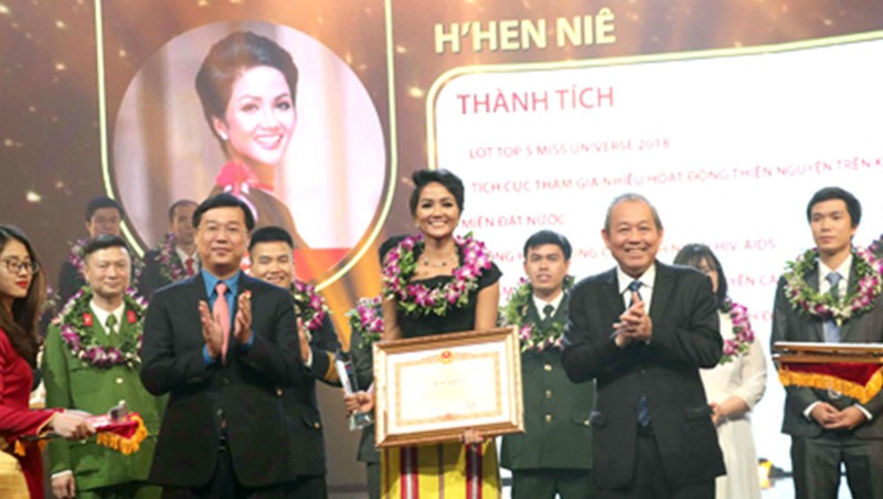 Phó Thủ tướng Thường trực Chính phủ Trương Hòa Bình tại lễ tuyên dương gương mặt trẻ Việt Nam tiêu biểu.