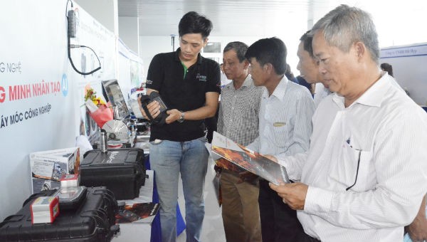 Đại biểu tham quan các mô hình KH&CN bên lề hội thảo