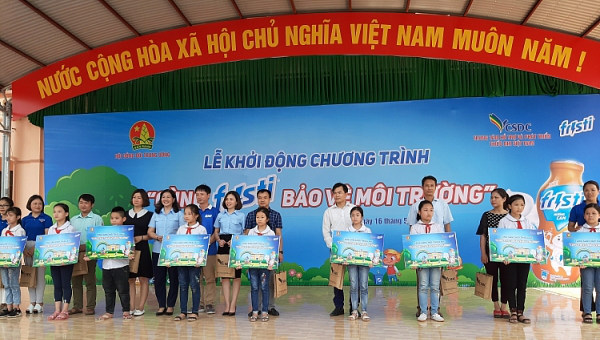 BTC trao quà tặng cho đại diện các trường tham gia chương trình “Cùng Fristi bảo vệ môi trường” năm 2019