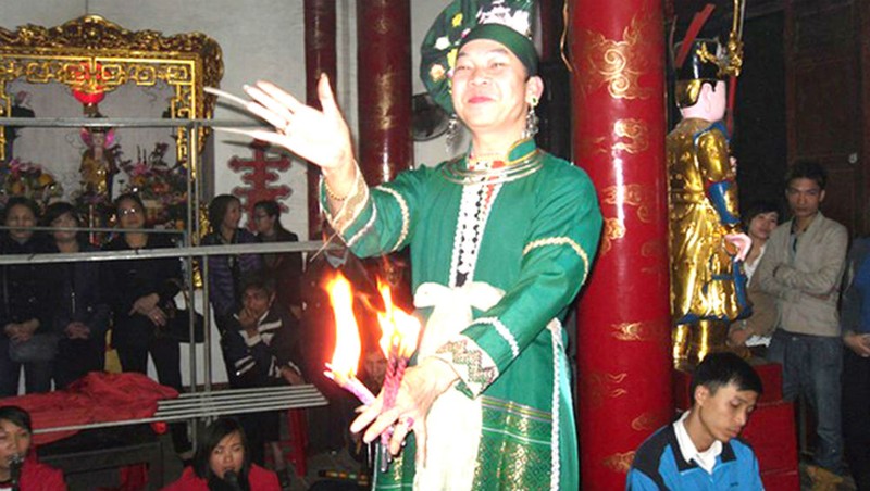 Trong tín ngưỡng hầu đồng, những người có biểu hiện giới tính khác biệt với khuôn mẫu giới được thể hiện vượt ra khỏi khuôn mẫu giới truyền thống – điều mà họ không dám thể hiện trong đời sống hàng ngày. (Ảnh minh họa)