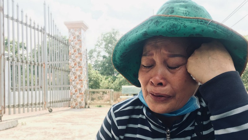 Bà Đức bật khóc trước căn nhà đã bị tín dụng đen siết nợ