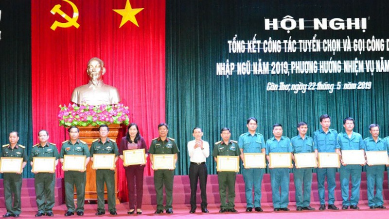 Đồng chí Võ Thành Thống, Phó Bí thư Thành ủy, Chủ tịch UBND TP Cần Thơ trao Bằng khen cho các cá nhân, tập thể có thành tích tiêu biểu