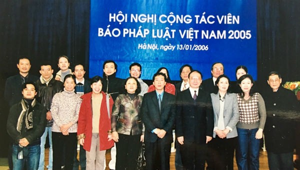 Nhà báo Vũ Duy Thiệu (ngoài cùng bên phải) cùng Ban Biên tập và các đồng nghiệp trong Hội nghị cộng tác viên Báo Pháp luật Việt Nam 2005