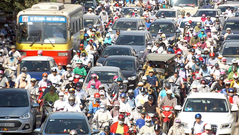Hà Nội nắng nóng kỷ lục, người dân ra đường như “hành xác”.