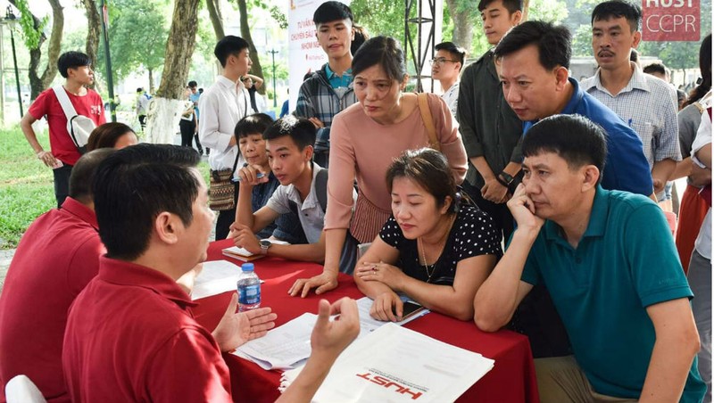 Bên cạnh nhiều trường tuyển không hết thí sinh giỏi thì nhiều ngành, nhiều trường vẫn mòn mỏi chờ thí sinh.
