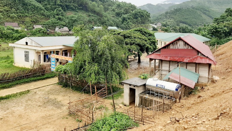 Khu nhà ăn và ký túc xá đã không còn được sử dụng vì lo ngại mưa lớn lũ quét gây nguy hiểm.