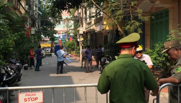 Công an khám nghiệm hiện trường vụ án.
