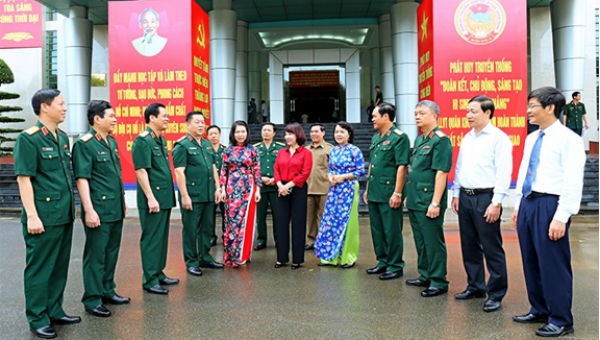 Thượng tướng Nguyễn Trọng Nghĩa, Phó Chủ tịch Hội đồng Thi đua-Khen thưởng Bộ Quốc phòng với các đại biểu tại Hội nghị sơ kết và tôn vinh điển hình tiên tiến 5 năm thực hiện Cuộc vận động “Phát huy truyền thống cống hiến tài năng xứng danh Bộ cụ Hồ.