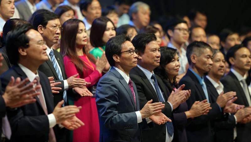 Các đại biểu tham dự chương trình vỗ tay tôn vinh, tri ân đến những thầy, cô giáo đang thầm lặng cống hiến hết mình cho sự nghiệp “trồng người”.