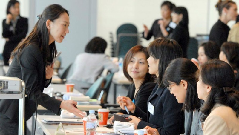 Cán bộ công sở hành động thiếu văn hóa, xử lý thế nào?