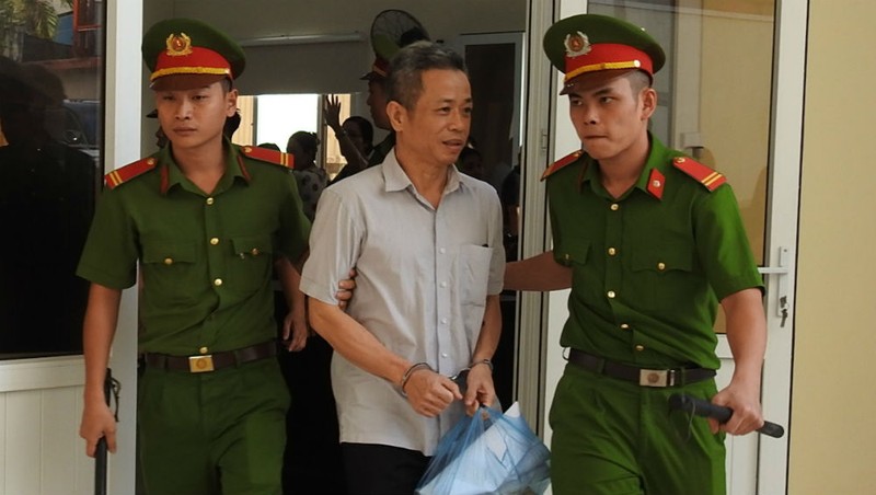 Sau khi tòa tuyên “nghị án kéo dài”, ông Khanh bị dẫn giải về trại giam.