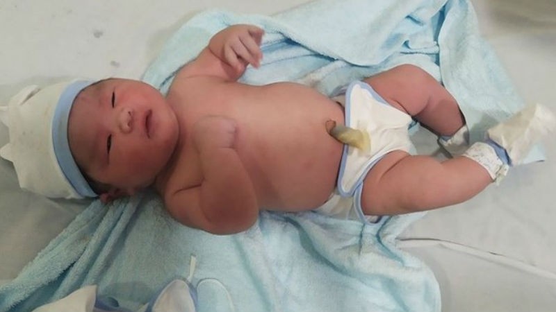 Bé trai mới sinh nặng 6,5 kg.