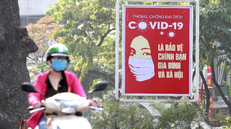 Một pa nô phòng chống Covid-19 trên đường phố Việt Nam.
