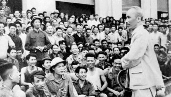 Chủ tịch Hồ Chí Minh thăm và nói chuyện với công nhân Nhà máy Xe lửa Gia Lâm, Hà Nội ngày 19/5/1955.
