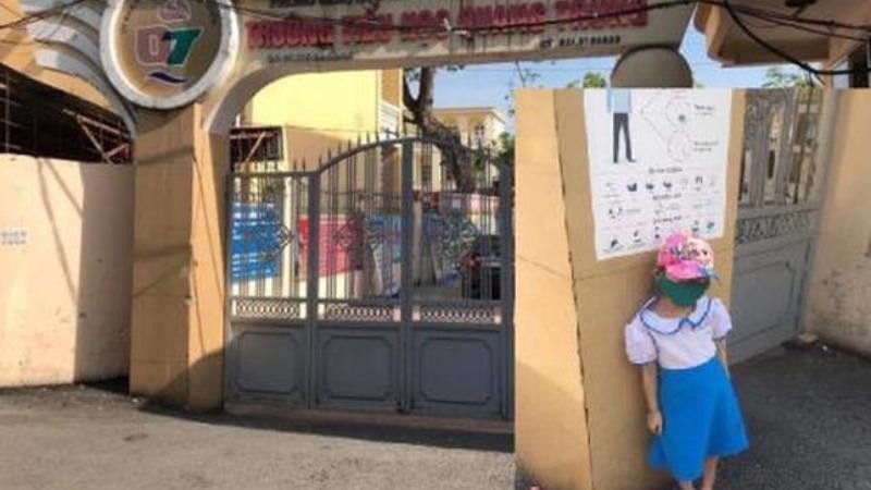Hình ảnh bé gái đứng dưới trời nắng được người mẹ chia sẻ.