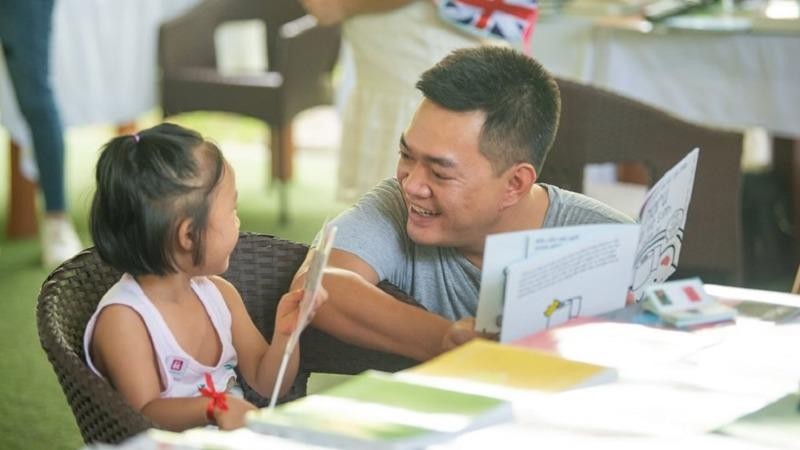 Bố mẹ luôn là người đồng hành tuyệt vời cùng con trên hành trình đến với những cuốn sách.