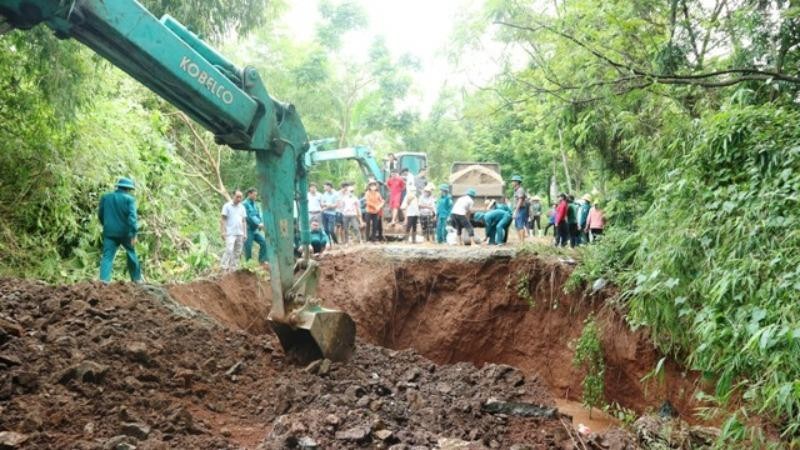 Lực lượng chức năng huyện Mỹ Đức xử lý sự cố, sụt lún.