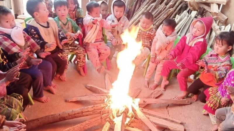 Hàng trăm ngàn học sinh nghỉ học tránh rét