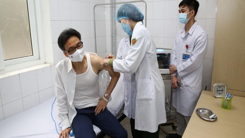 Phó Thủ tướng Vũ Đức Đam tiêm thử vaccine COVID-19 Nano Covax.