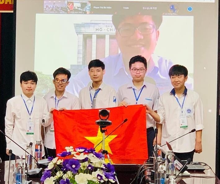 Chủ tịch Hà Nội khen thưởng học sinh đạt giải Olympic quốc tế năm 2021 ảnh 1