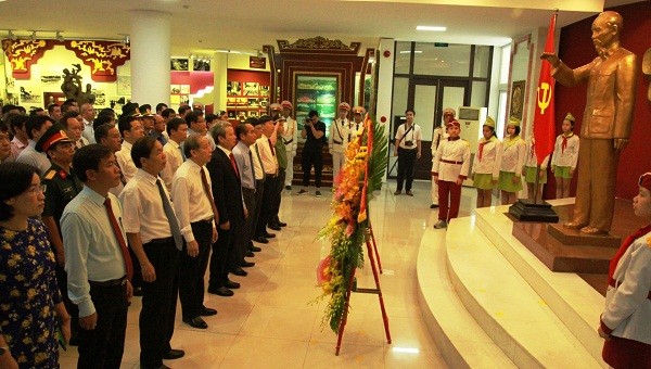 Đoàn lãnh đạo Tỉnh ủy, HĐND, UBND, Ủy ban MTTQ Việt Nam tỉnh và các ban, ngành cấp tỉnh TT- Huế dâng hoa, báo công lên Người