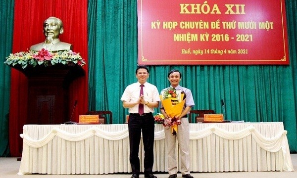 Chủ tịch UBND TP Huế ông Hoàng Hải Minh (bên trái) chúc mừng ông Nguyễn Việt Bằng được HĐND TP bầu giữ chức vụ Phó Chủ tịch UBND TP Huế nhiệm kỳ 2016-2021.