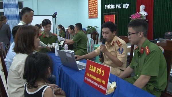 Lực lượng Công an Thừa thiên Huế đã làm việc xuyên ngày, đêm để cấp thể căn cước công dân cho người dân.