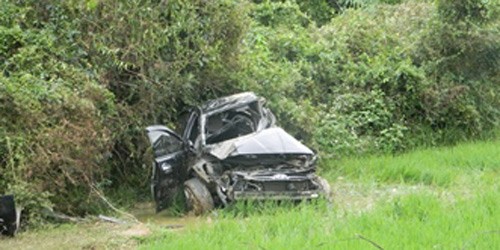 Chiếc ô tô bị hất văng xuống ruộng, bẹp dúm