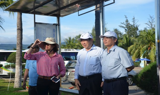Ông Huỳnh Đức Thơ đi đôn đốc công tác dọn dẹp, chỉnh trang đường phố trước APEC