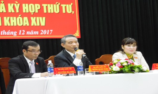 Ông Trương Quang Nghĩa (ngồi giữa) trả lời cử tri Sơn Trà.