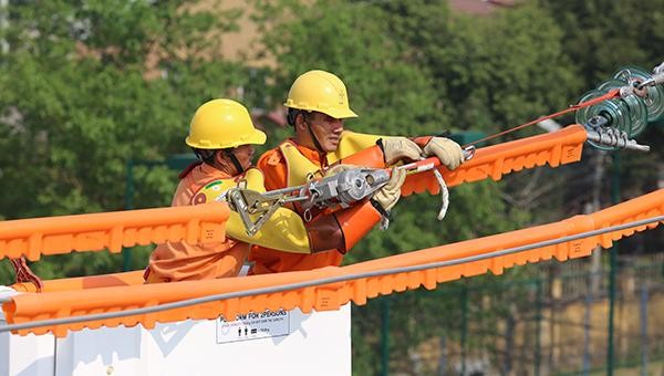 EVNCPV ứng dụng công nghệ sửa chữa nóng lưới điện, đảm bảo cung cấp an toàn, liên tục,