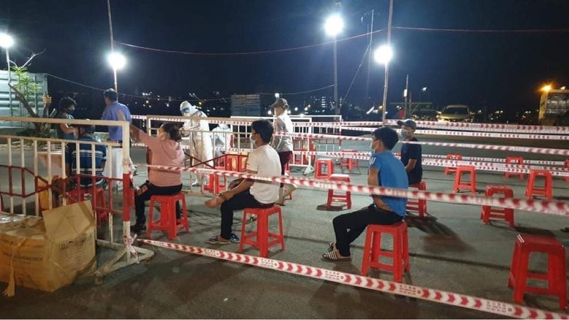 Lấy mẫu xét nghiệm COVID-19 tại cảng Thọ Quang.