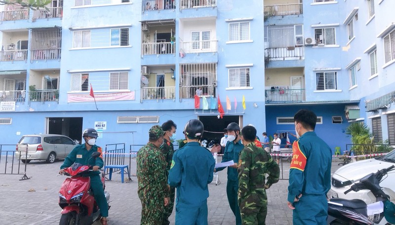 Lực lượng chức năng phong tỏa khu Chung cư Vicoland tổ 15 do có ca nhiễm COVID-19.